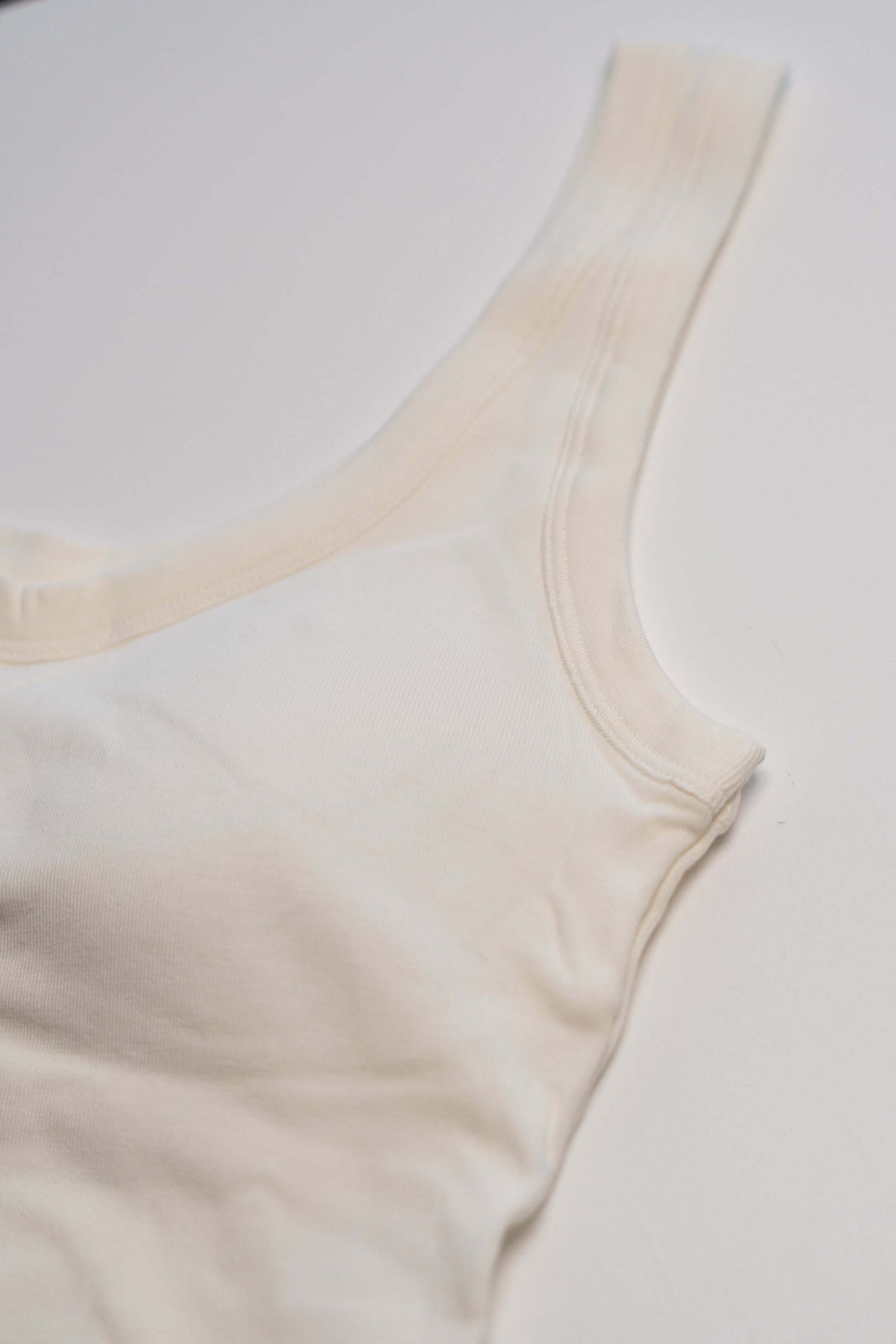 Comfort Cropped Top με Ενσωματωμένα Cups-Λευκό