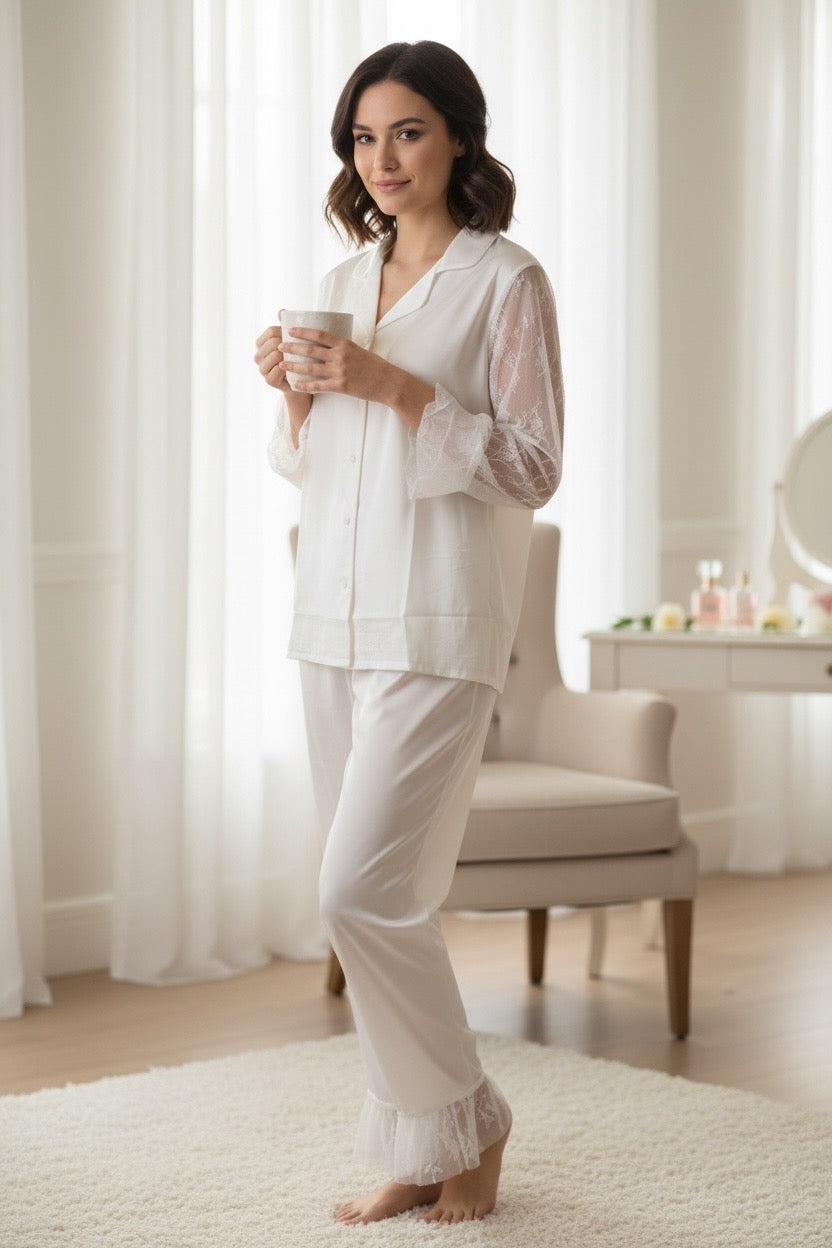 Λευκή σατέν πιτζάμα με λεπτομέρειες δαντέλας