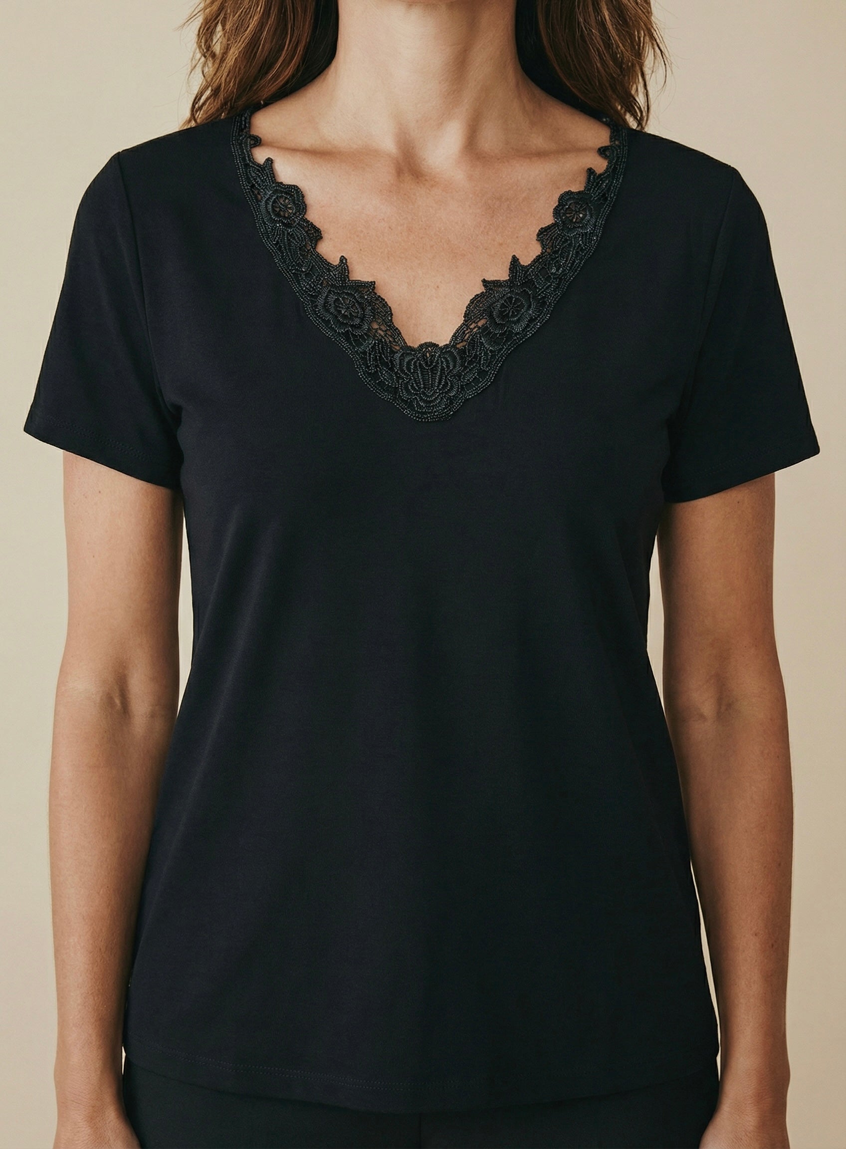 Μαύρο Βαμβακερό Φανελάκι με Δαντέλα